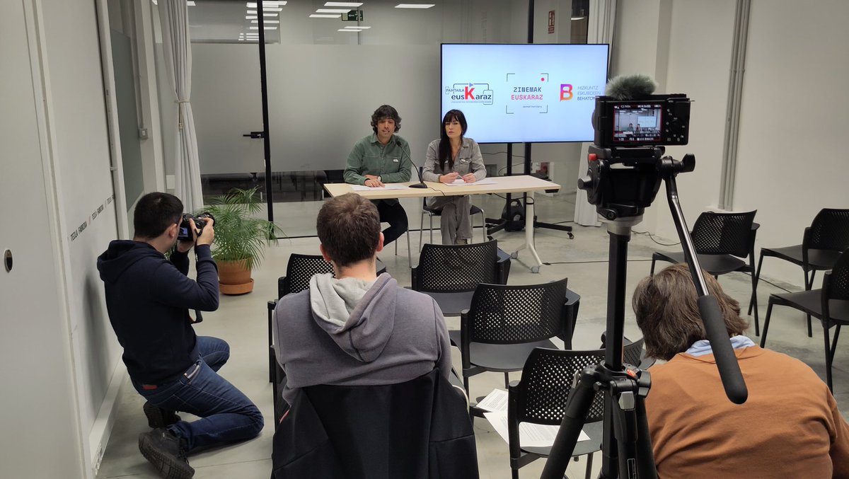 PantailakEusk's tweet image. 🎬🚨 2024an Euskal Herriko zinema aretoetako emanaldietan euskararen presentzia %1 baino txikiagoa izan zen. Egoera larri hau salatzeko prentsaurrekoa egin dugu gaur @behatokia|rekin batera. Nahikoa da, zinemetan ere euskaldunon hizkuntza eskubideak errespetatzea behar dugu 🚨🎬