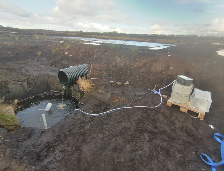 📢 Some exciting updates from the <a href="/EPAIreland/">EPA Ireland</a> funded project @Wetpeat_nui, supporting @BordnaMona restoration across 33,000 hectares of pearlands! Researchers from the <a href="/uniofgalway/">Ollscoil na Gaillimhe | University of Galway</a> &amp; <a href="/tcddublin/">Trinity College Dublin</a> are working hard across 5 study sites: peatlandsandpeople.ie/news/updates-f…