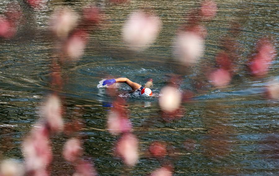 سباح في نهر في العاصمة الصينية بكين، 5 مارس 2025.