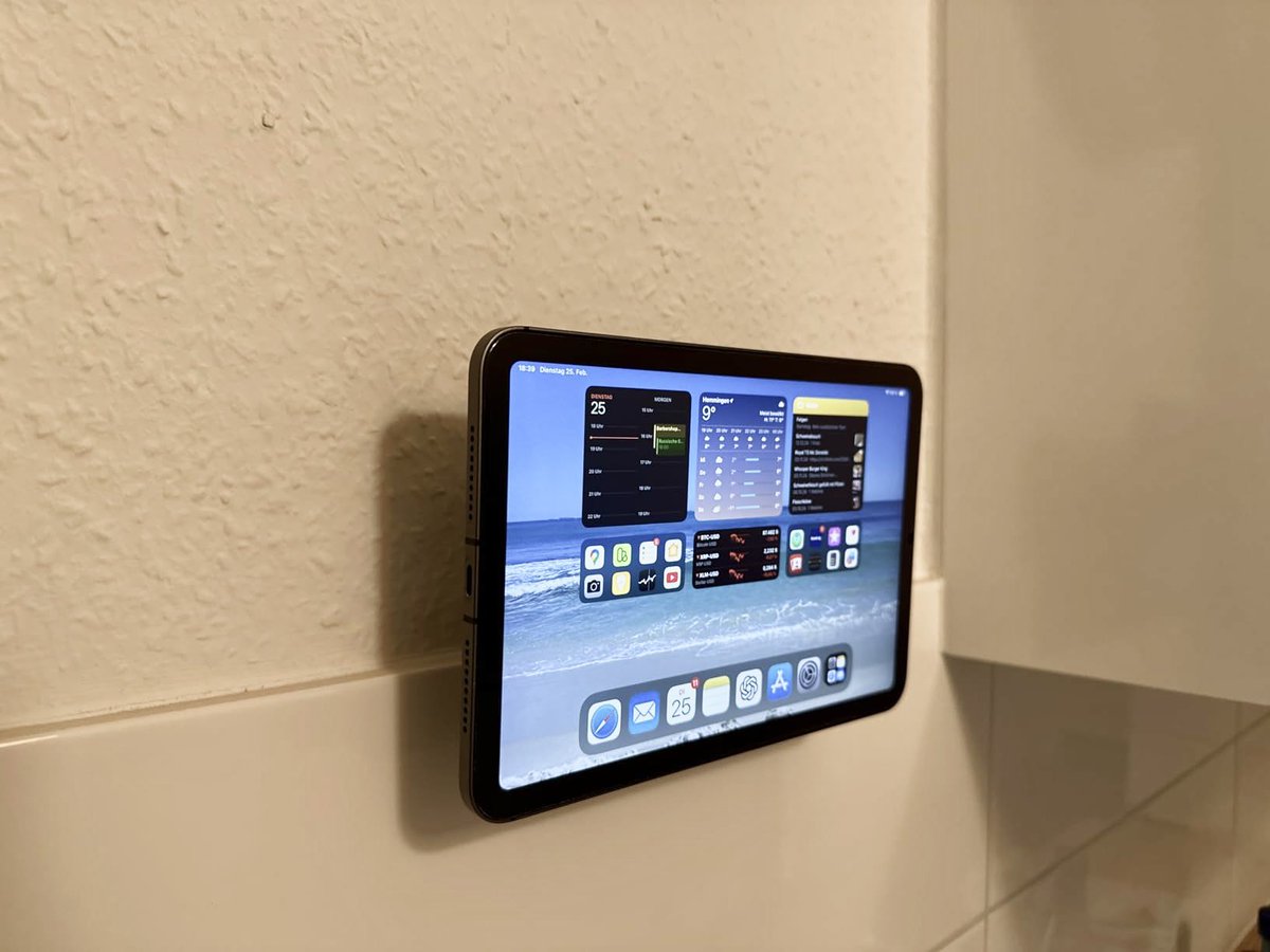OHLPROTECH's tweet image. ✨ Free your hands, free your space!Say hello to the OHLPRO Universal Tablet Wall Mount Holder! 🚀✅ Fits 4.7-13" devices (iPad, iPhone, Kindle, Galaxy Tab &amp;amp; more!)✅ 360° adjustment for the perfect view✅ Easy screw mounting – sturdy &amp;amp; reliable!#ohlpro #tabletholder