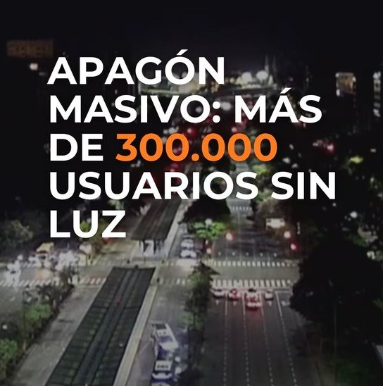 WalterVerst's tweet image. #Alerta 
Desde las 5 am hay un APAGÓN MASIVO en varios barrios de CABA y el Sur del GBA.
Las calles sin semáforos. Más de 300 mil usuarios afectados.
@OficialEdesur informó el estado que afectó que haya #SinLuz 
Los #Subtes líneas A, B y E. 
#TrenMitre y #TrenRoca afectados