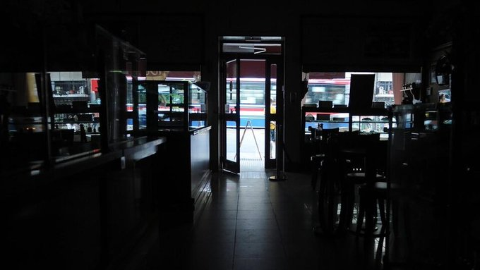 WalterVerst's tweet image. #Alerta 
Desde las 5 am hay un APAGÓN MASIVO en varios barrios de CABA y el Sur del GBA.
Las calles sin semáforos. Más de 300 mil usuarios afectados.
@OficialEdesur informó el estado que afectó que haya #SinLuz 
Los #Subtes líneas A, B y E. 
#TrenMitre y #TrenRoca afectados