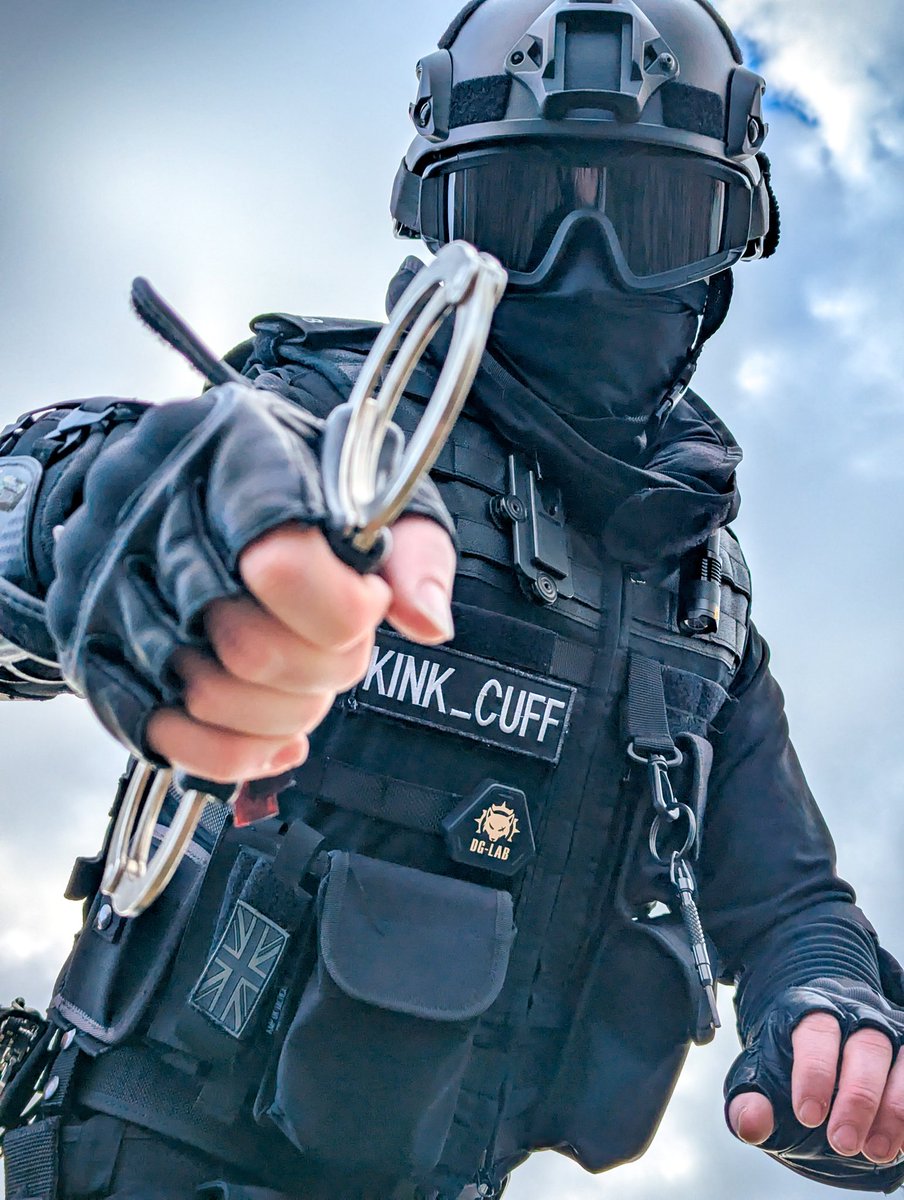 POV: If you struggle the cuffs will only go on tighter 😈

#SWATkink #TacticalGay #Darklands2025