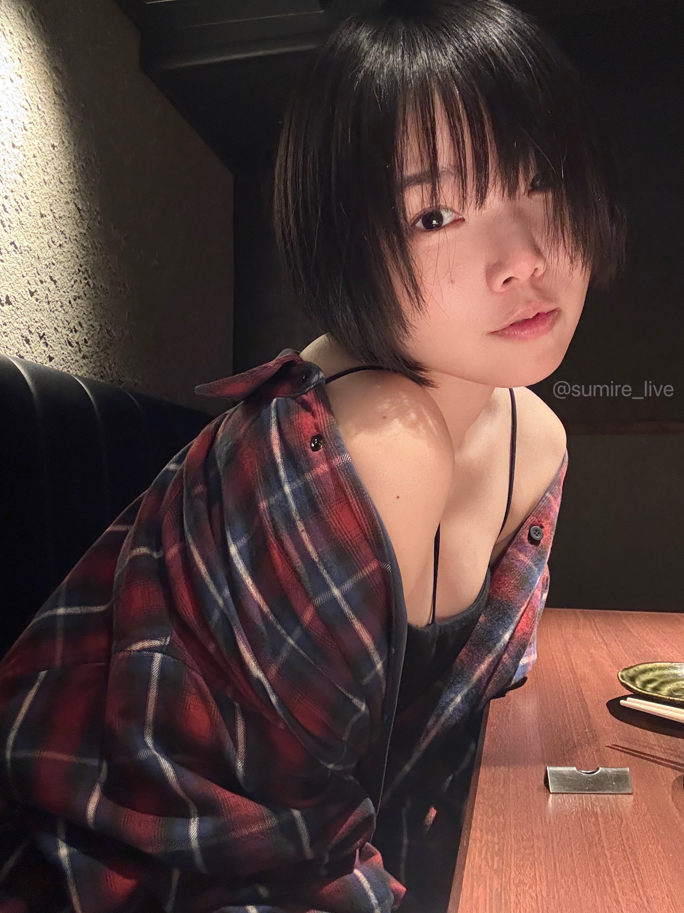 彼女と遠距離なんや？ふーん…(ﾁﾗﾁﾗ｜すみれchさんのエロ画像まとめ（@sumire_live）