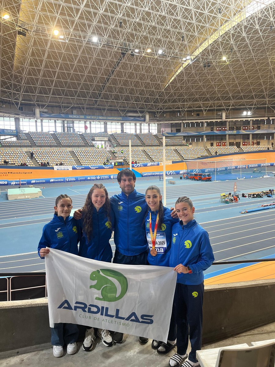 Finde muy disfrutado por Valencia con nuestras cuatro chicas en el nacional Sub18.

Rocío bronce en 1500m, Naiara 10ª y Claudia a un solo puesto de clasificarse a la final, rozamos el triplete de Ardillas. Gran carrera de Patricia en 3000 siendo 8ª.

Merecido descanso para ellas.