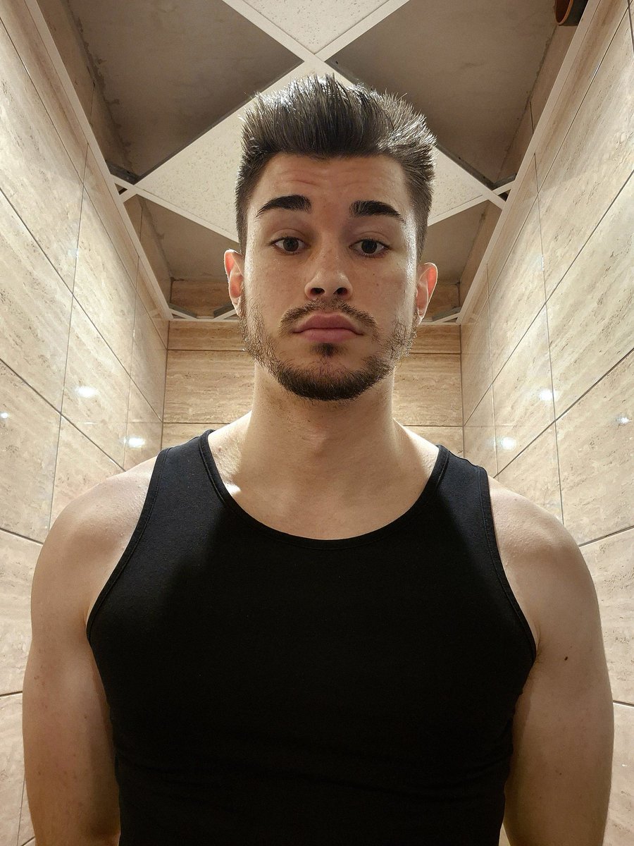 violinpanov's tweet photo. Bathroom lighting though 💪😼
#gym #gymprogress #biceps https://t.co/PCIUZfegBH