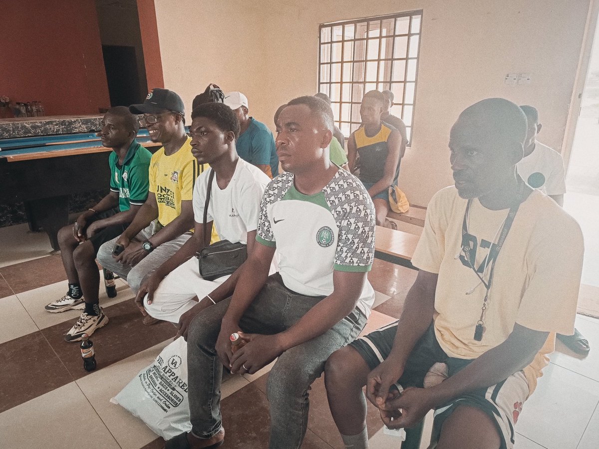 Spires 5-aside Team meeting with grassroot divisional teams. Sharing ideas, robbing minds.
Registration still on👇

spires5aside.ng

#spires5aside
#Streetfootball
#season2