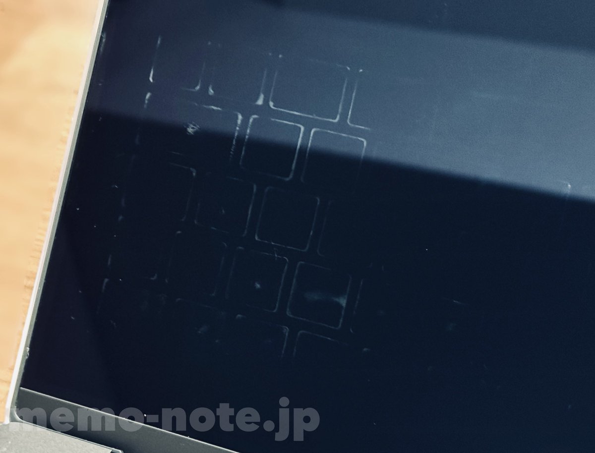 memo_note_chan's tweet image. 【キーボード跡の消し方】
一生治らないかと思ってた、macbook液晶の「キーボード跡」が消えたので共有！

程度によるかもしれないけど、いままで他のクリーナーでは取れなかった跡が、これ使ったらすぐに取れました🙌

▼エレコムクリーナー
amzn.to/3F8xN7C