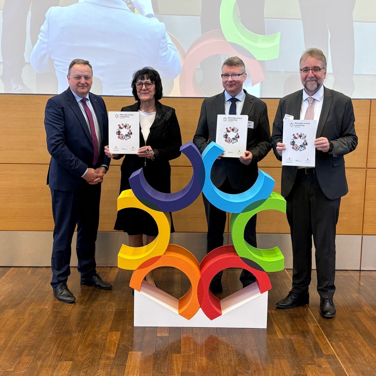 1/2📢Starke Schulleitungen für starke Schulen! <a href="/sachsenanhalt/">Sachsen-Anhalt</a> investiert in Führungskompetenz an Schulen &amp; startet #Bildungscampus Leadership – eine Initiative zur Qualifizierung und Begleitung von Schulleitungen. In Kooperation mit #Heraeus Bildungstiftung &amp; <a href="/LISachsenAnhalt/">Landesinstitut Schulqualität & Lehrerbildung ST</a>