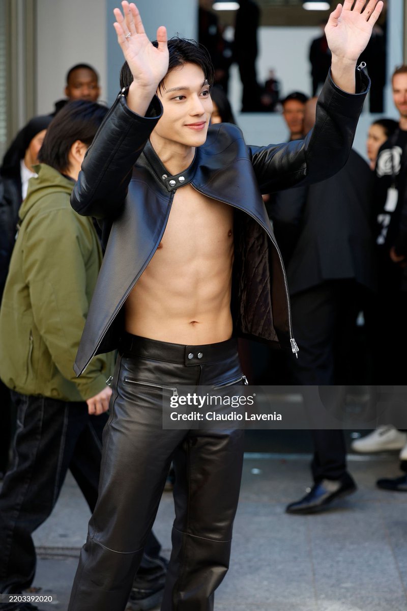 1024updates's tweet image. [📷] Wooyoung wears black Courrèges leather jacket, black leather pants, outside Courrèges, during the Womenswear Fall/Winter 2025/2026 as part of Paris Fashion Week 

#WOOYOUNG #우영 #Courreges #CourregesFW25 @ATEEZofficial @CourregesParis