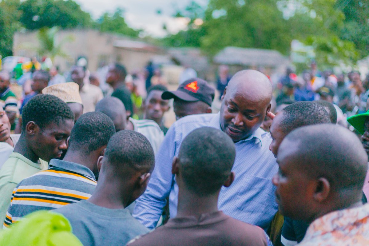 kilosadc's tweet photo. Mbunge wa Jimbo la Mikumi, Mhe. Denis Londo, amekabidhi gari la kubebea wagonjwa mahututi (ambulance) katika Kituo cha Afya cha Ulaya kilichopo Tarafa ya Ulaya wilayani Kilosa, akitoa shukrani kwa Rais Samia Suluhu Hassan kwa kuleta msaada huu muhimu kwa wananchi wa jimbo hilo. https://t.co/VYhHC5L6ko