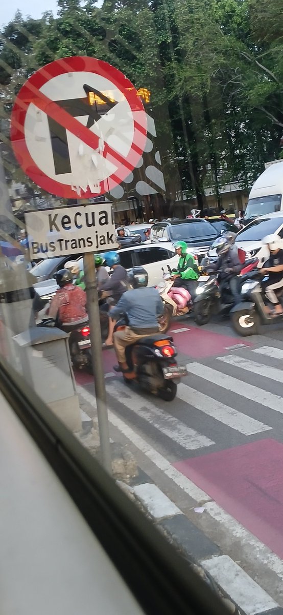 Ilvmoony's tweet photo. @PT_Transjakarta dear transjakarta, please aware untuk daerah ini ya. lampu merah tujuan monas dari jelambar. perempatan ini selalu stuck seperti ini dan tidak ada yanh mau kalah https://t.co/FYsdPIBnPN