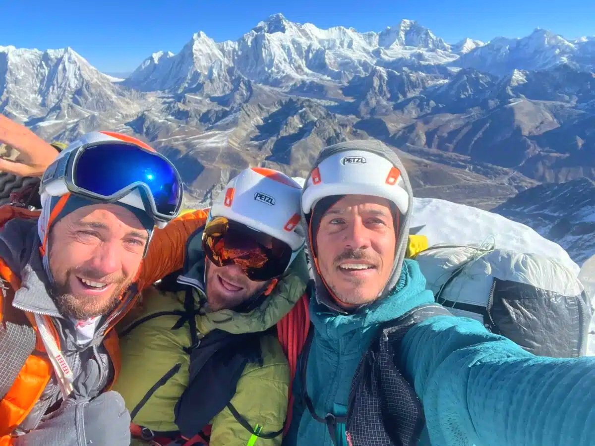 El pasado otoño los guías Antoine Rolle, Mathieu Stephan y Jérémy Fino realizaron lo que creían era un FA muy técnico a la inviolada cara N de Langdak, 6240m en Nepal.

A su regreso todo cambió y ahora Rolle lo cuenta a <a href="/alpinemagazine/">Alpine Mag</a>

👉alpinemag.fr/langdak-pas-vi…