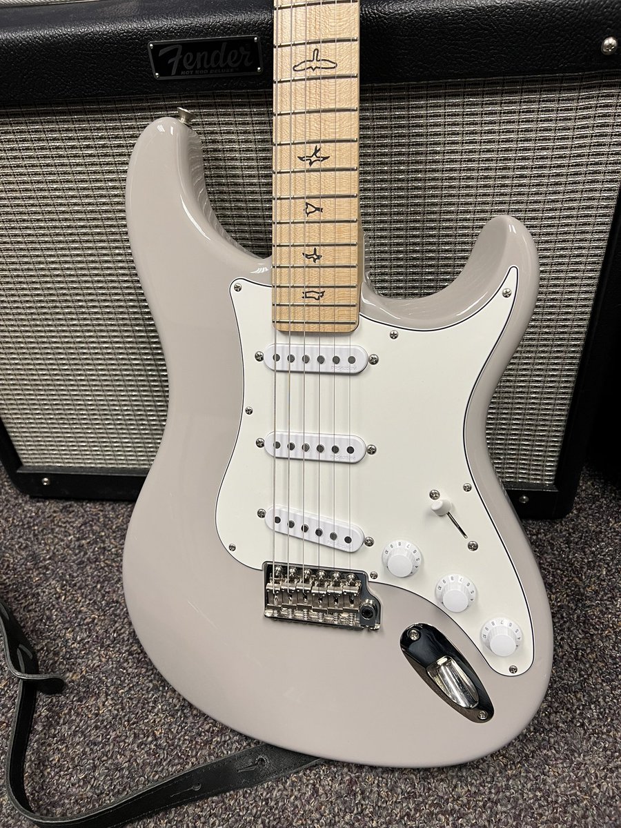 TomoJustFunky's tweet photo. I totally forgot to post these photos. It’s my 2020 @prsguitars @JohnMayer Silver Sky 🌌 Lovely tone from this maple neck. Which one do you prefer? Rosewood or maple neck? 

#prs #prsguitar #prsguitars #prssilversky #silversky #johnmayer #johnmayersilversky #tomofujita #guitar https://t.co/oSvsrJDfcl