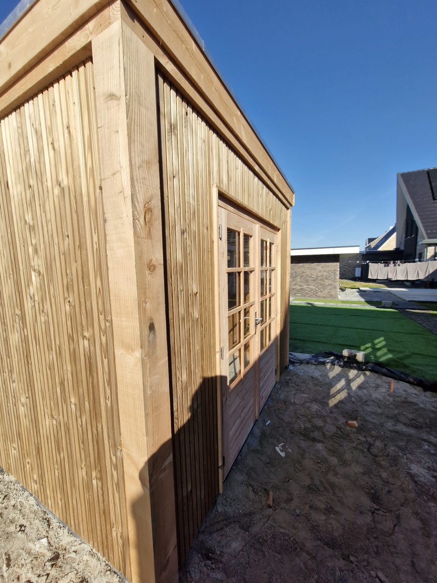 🌱 SCHUUR 🌱
Bij deze klant hebben wij een schuur met een 'eigen gezicht' mogen plaatsen.
Op naar de volgende fase: bestrating, haag, tuin (veel groen). 😉

#uwhovenier #vakbekwaam #schuur #bestrating #haag #tuin #groen #buitenleven #hoveniersbedrijf #ontwerp #aanleg #onderhoud