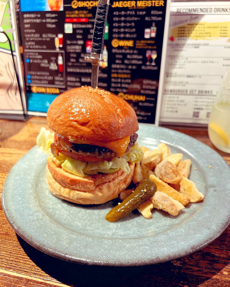 最近ハマってるハンバーガー🍔
またピクルスが最高にうまいんだ😋
今後もいろんなハンバーガー食べていきたいなー！！！