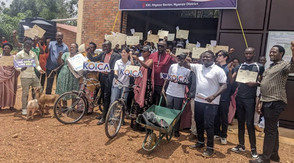 NyanzaDistrict's tweet photo. Umunyamabanga Nshingwabikorwa w'Akarere @kamanajm yayoboye igikorwa cyo guhemba abahinzi bahize abandi kuri Site ya Nyiramageni, Ntyazo. Byabanzirijwe no gusura ibyagezweho binyuze muri #SAPMP. Abahize abandi bahawe certificates n'ibihembo bizabafasha mu buhinzi bwabo. @Erasmen https://t.co/mXyOAcZCFZ