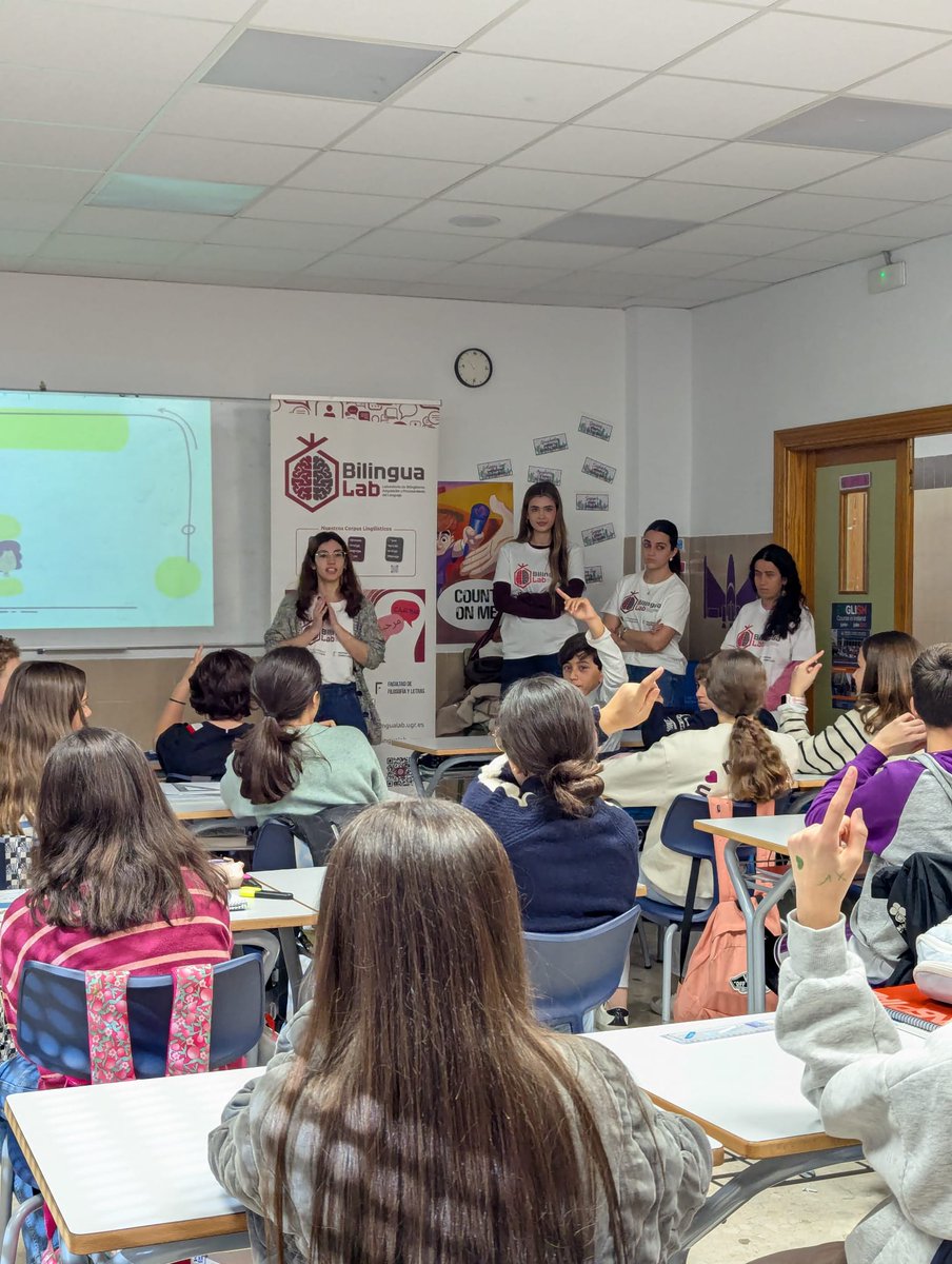 📢 El equipo del PID DIVULGA presentó a 1º de ESO en <a href="/MaristasGranada/">Maristas Granada</a> vídeos sobre bilingüismo creados por alumnas del Grado de Estudios Ingleses.
Gracias a la profesora Teresa Ríos Benavides por su acogida y al Vicerrectorado de Calidad, Innovación Docente y Estudios de Grado🙌