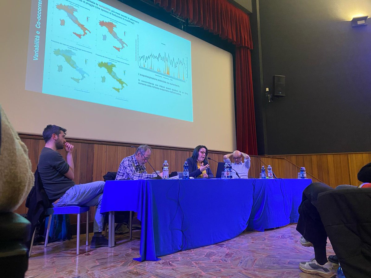 Droughtcentral's tweet image. Interessante incontro con la popolazione di Bergamo per discutere sulle implicazioni ambientali e socio-economiche della costruzione di un nuovo #ImpiantoSciistico ⛷️ nel comprensorio Colere-Lizzola (Alpi Orobie) visti gli impatti dei #CambiamentiClimatici in #AmbienteMontano