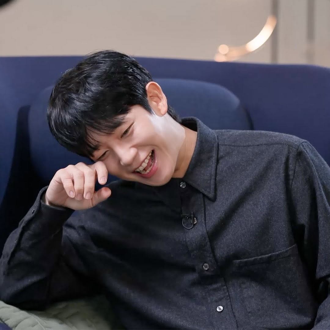 HolyHaeInPH's tweet photo. #JungHaeIn preview for #JungYongHwa's newest show with #Dingo entitled #LPRoom

'LP ROOM' is where the host #JungYongHwa will meet various artists and chat with them about their lives, comparing each guest's life to a film.  #정해인 https://t.co/W32B0TrUYx