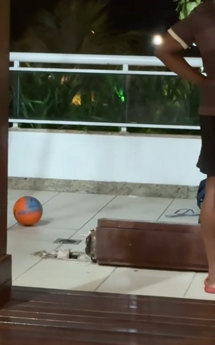 Uma criança de 7 anos morreu após ser atingida na cabeça por uma pilastra em um condomínio no Recreio dos Bandeirantes, na Zona Oeste, Rio de Janeiro RJ, na noite de segunda-feira (anteontem). A menina estava brincando na área kids no momento do acidente.