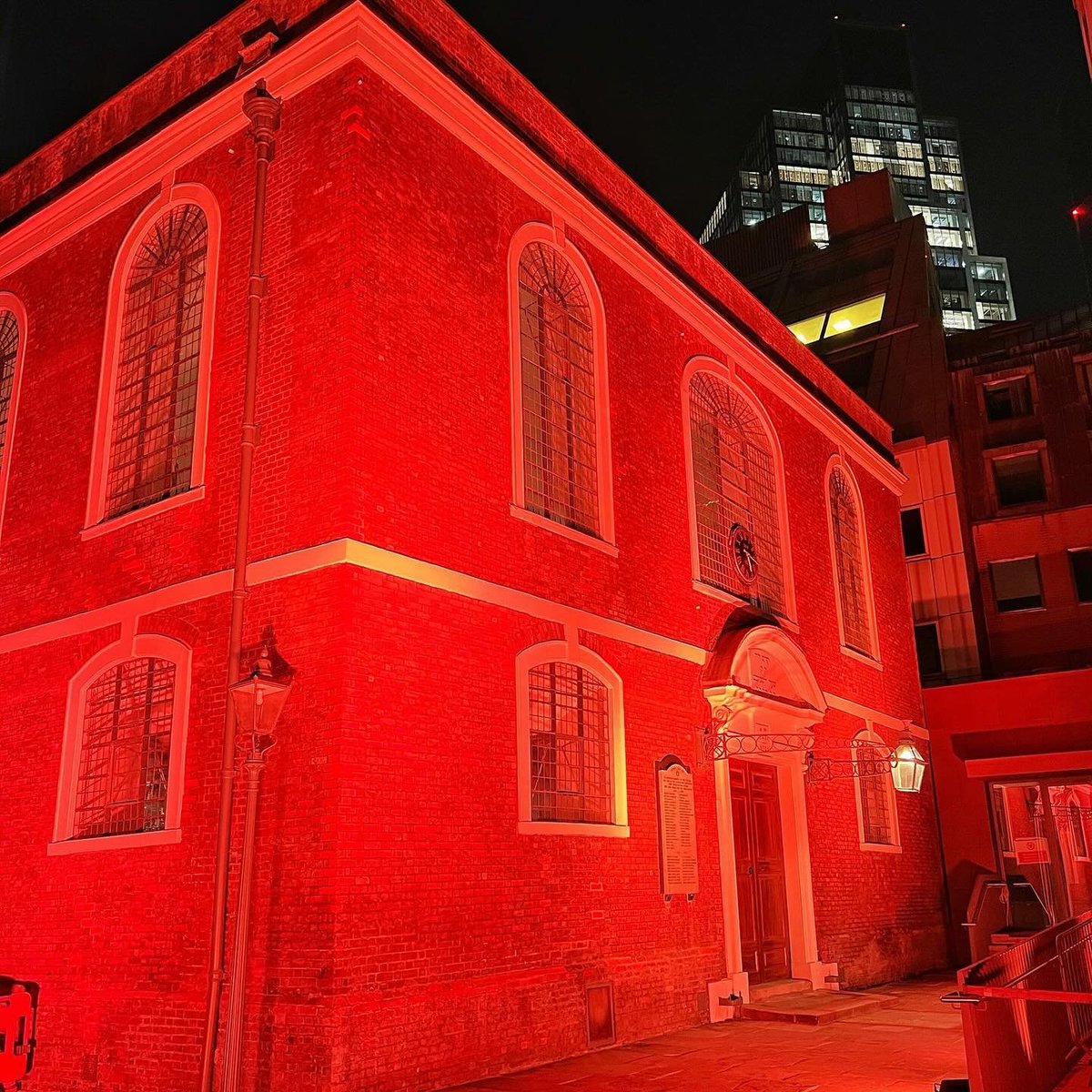 BoardofDeputies's tweet photo. Bevis Marks, the UK’s oldest synagogue, was lit up orange last night in London to mark the end of the shiva, the seven-day mourning period, for Shiri, Ariel and Kfir Bibas.

May their memories be an eternal blessing.

We thank the Hostages and Missing Families Forum UK for this, and their consistent and tireless efforts to advocate on behalf of all those cruelly taken captive by Hamas on October 7th.