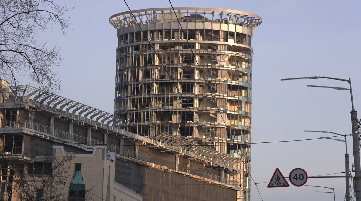 Suspension de l’aide américaine en #Ukraine, quelles conséquences pour ses habitants, actuellement protégés par des défenses antiaériennes américaines? 
#UkraineRussiaWar #Kyiv 
Avec <a href="/pierre_bbn/">Pierre Barbin</a>, <a href="/OksanaLeuta/">Oksana Leuta</a> et <a href="/RealBen_Danan/">Benjamin danan</a>. <a href="/BFMTV/">BFM</a>