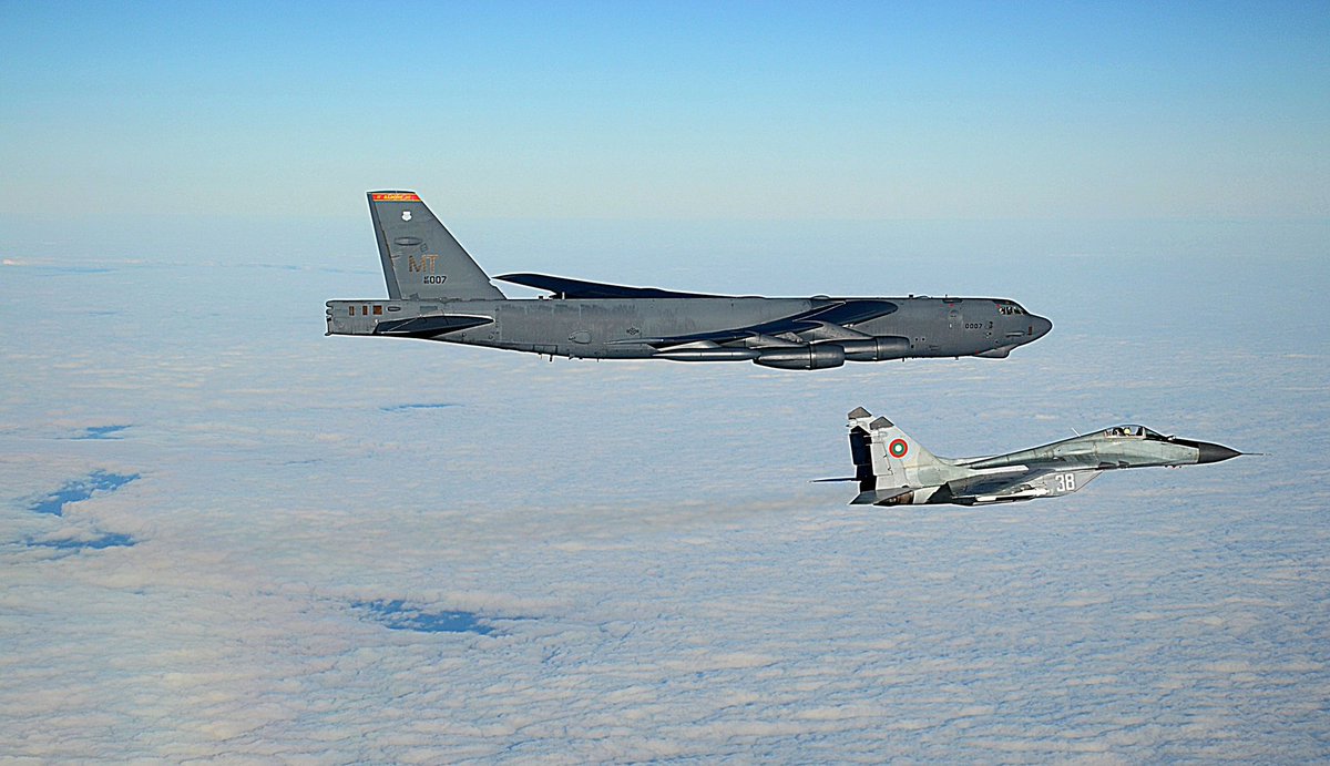 BulgariaMod's tweet image. 🇧🇬 ВВС изпълниха задачи по ескортиране на съюзнически самолет в съвместна тренировка с 🇺🇸 ВВС, 03.03.2025.
Интегрирането на 🇧🇬 изтребители в мисията на Bomber Task Force 25-2 се проведе в рамките на #НАТО дейностите за повишена бдителност.

#AgileForces #AlwaysVigilant #WeAreNATO