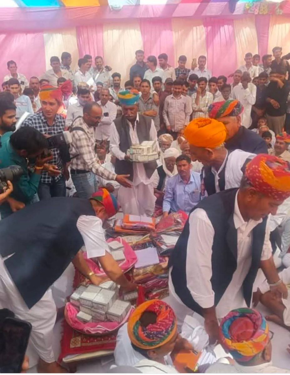 भाई रे भाई🙏🙏
#नागौर- तुलछाराम जी, रामलाल जी फड़ौदा बेदावड़ी वालों ने राजूराम जी, नाथूराम जी बेड़ा सेखासनी में मायरा भरा
#दिनांक 05/03/2025 को ट्रैक्टर, Bolero, 5kg चांदी ,1kg 60 ग्राम सोना ,6 प्लॉट ,80 बीघा जमीन और,
1,31,00,000 रोकङ 🙏