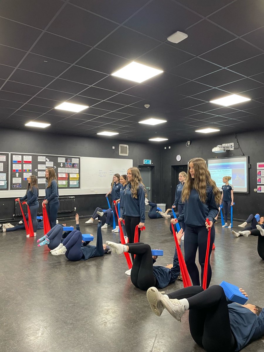 StraUponAvonSch's tweet image. A quick picture of our Year 11 dancers, busy preparing for their exams #SuASEnthuse