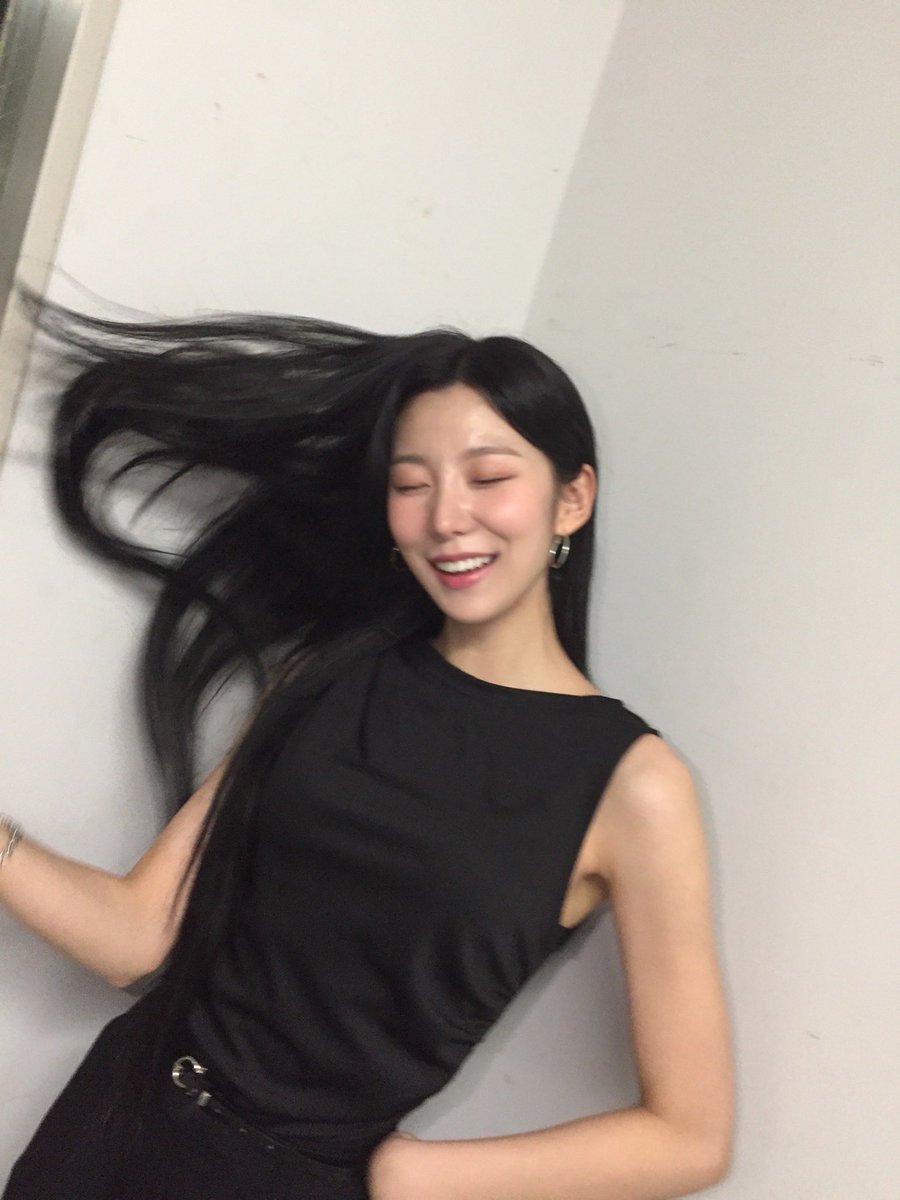 [#イェウォン]

黒が好き🕶️🖤

#MIMIIROSE #미미로즈 #ミミローズ 
#YEWON #예원