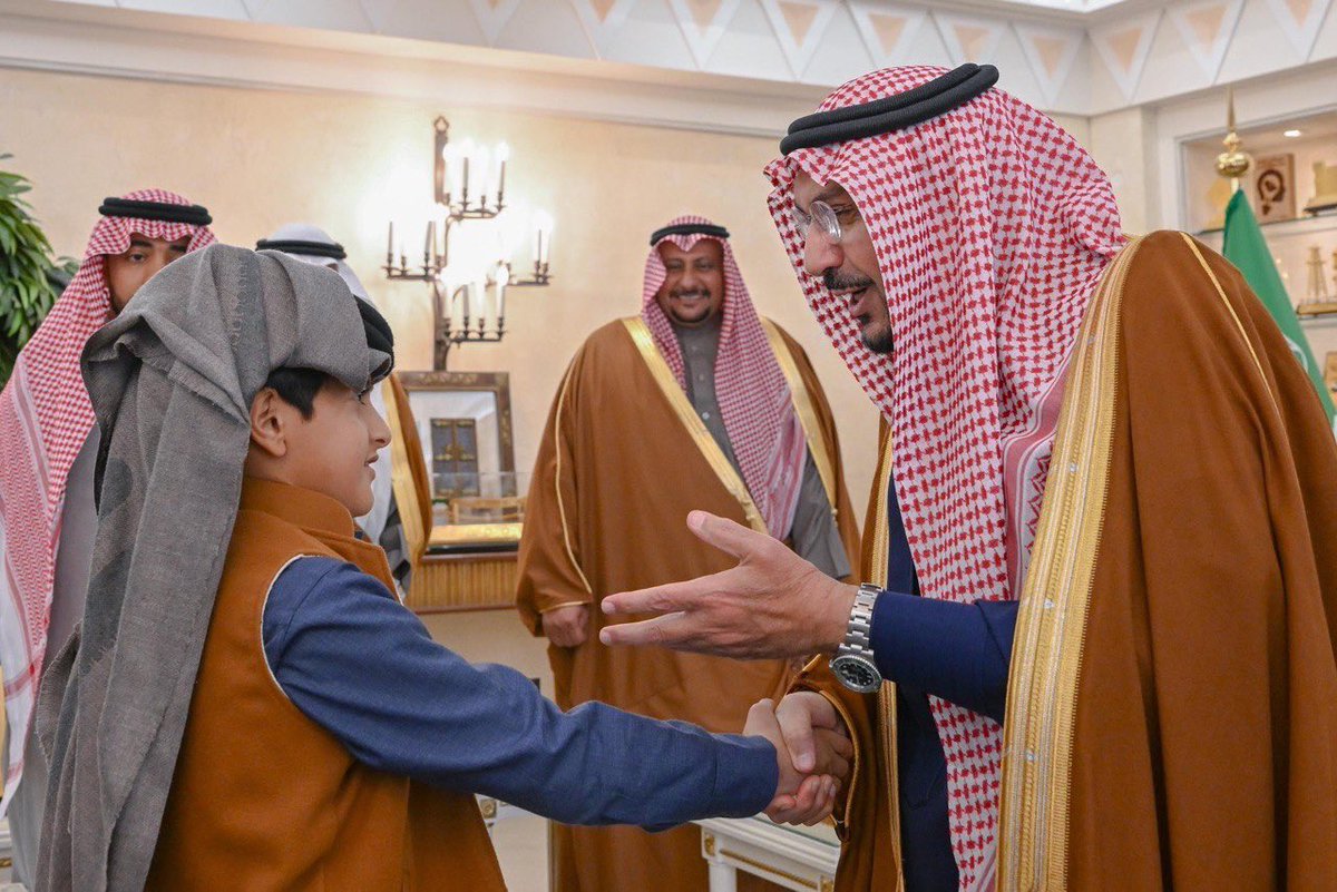 أشاد  سموه بجهود القائمين على المهرجان في تعزيز هذا الإرث العريق وتنمية الاهتمام به بين النشء، لما تمثله هواية الصقارة من ارتباط تاريخي وثقافي بالمملكة العربية السعودية..

سمو #أمير_منطقة_القصيم  يتسلم التقرير الختامي لمهرجان الصقور 2025 ويكرّم الفائزين بجائزة الصقار الصغير.