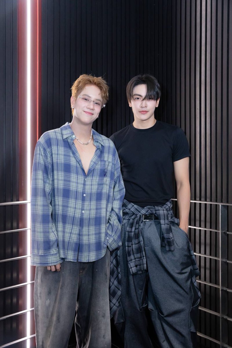WeLoveSF's tweet photo. #SFxNanonJoong
🎸NANON และ JOONG 
วันนี้เท่สุด ๆ ! พร้อมไปอินกับตำนานเพลงโฟล์คแล้วคร้าบบ

🎬รอบพิเศษ #SFFriendsScreening 
A Complete Unknown 🎶

#SFxACompleteUnknown
#mynameisnanon
#JoongArchen
#SFcinema 🍿❤ https://t.co/XBr3yvWVOI