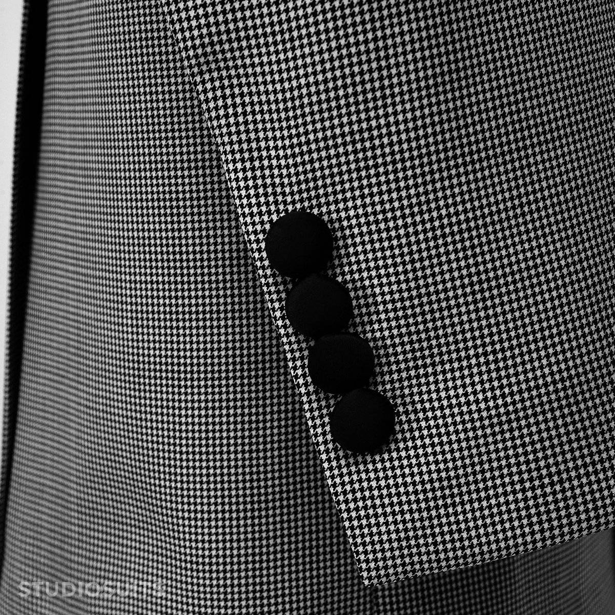 StudioSuits's tweet image. Customer Order Spotlight!
Jacket commissioned by our Client from Georgia.
The Napolean Mini Houndstooth White Wool Tuxedo Jacket has got all.
Shop for this style here👉 t.ly/iWHXE
#studiosuits #MensFashion #tailor #MensStyle #Wool #StyleInspo #USA #Trending