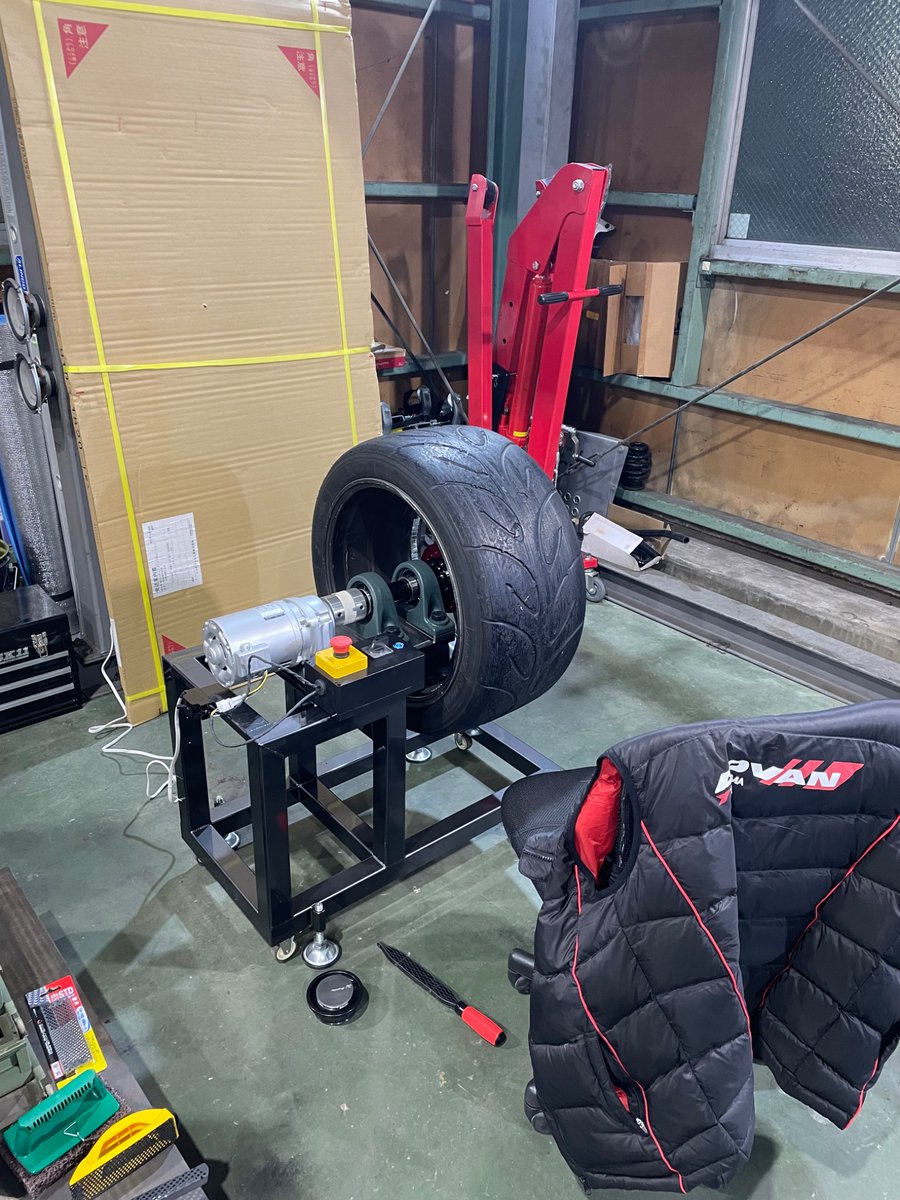 ジャッキ上げ
車を前に
春うらら

出張から解放され、3月は4本TC&amp;3/27セントラル行きます！

タイヤ削り16本から準備スタート