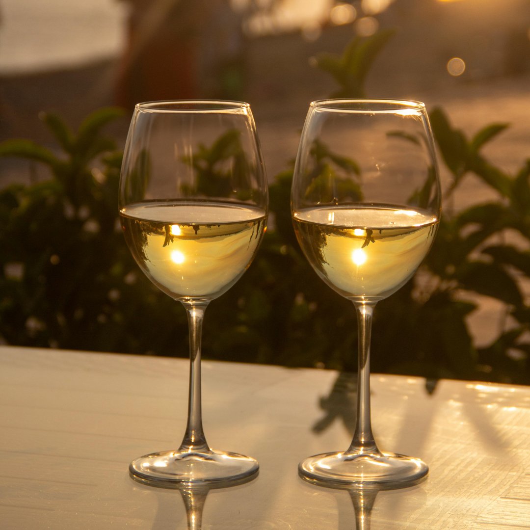 El vino es siempre mejor con buena compañía 🍷✨  ¿Cuál es tu ocasión ideal para disfrutar de un vino blanco único? Cena romántica, una tarde entre amigos, o una escapada especial. ¡Cuéntanos en los comentarios! 👇🍇
 bodegasvidular.es