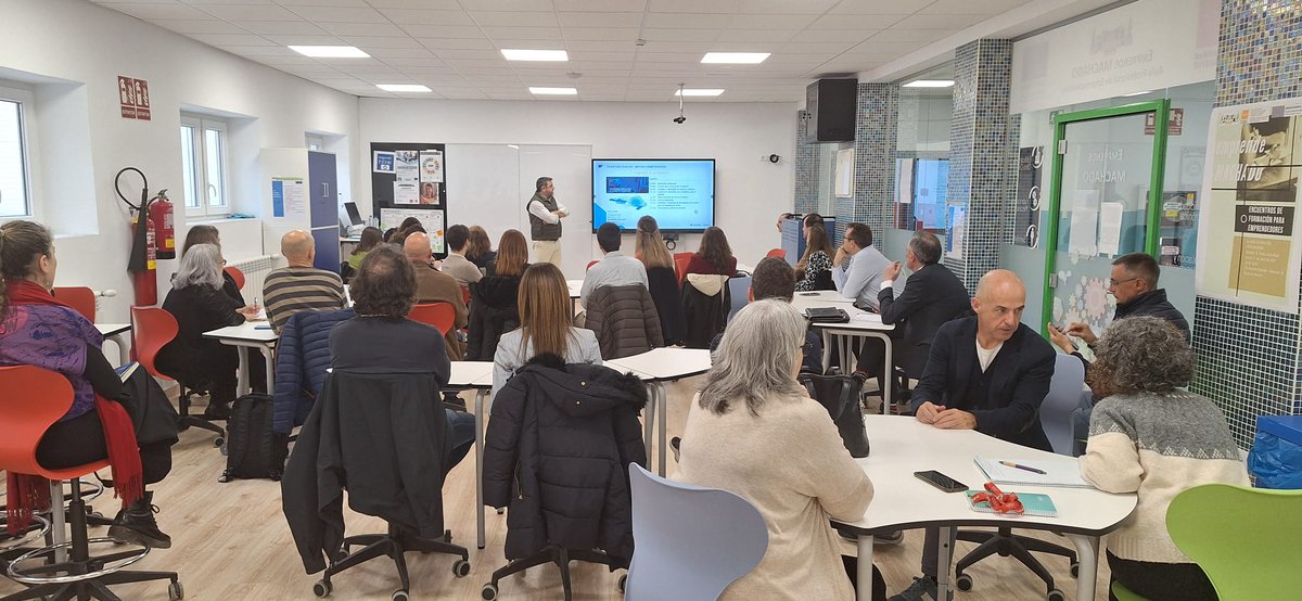 🚧 FP y empleo en la construcción 🏗️

Reunión entre empresas y centros educativos en el #DesayunoDualiza junto a <a href="/aedhe/">AEDHE</a> en el <a href="/IESAMachado/">IES Antonio Machado</a>

📌 Se han explorado las novedades de la FP y las oportunidades que se abren para el sector.

Apúntate para no perderte nada👇