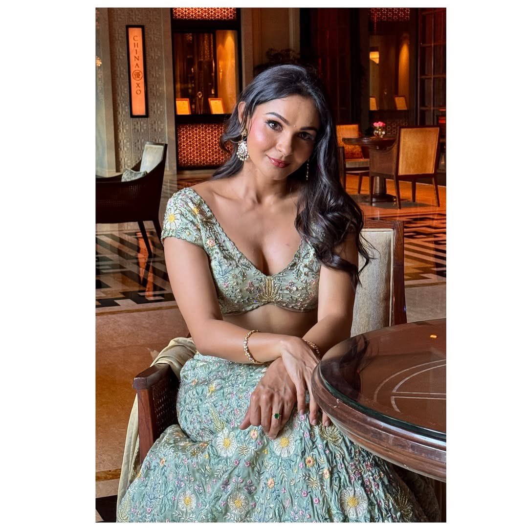 andrea_jeremiah's tweet image. ✨✨✨
