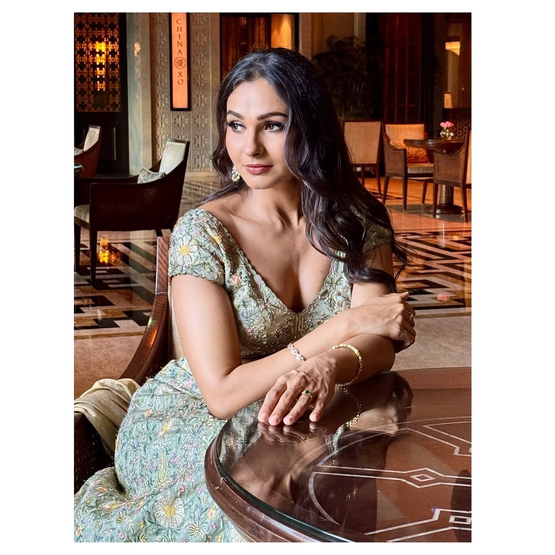 andrea_jeremiah's tweet image. ✨✨✨