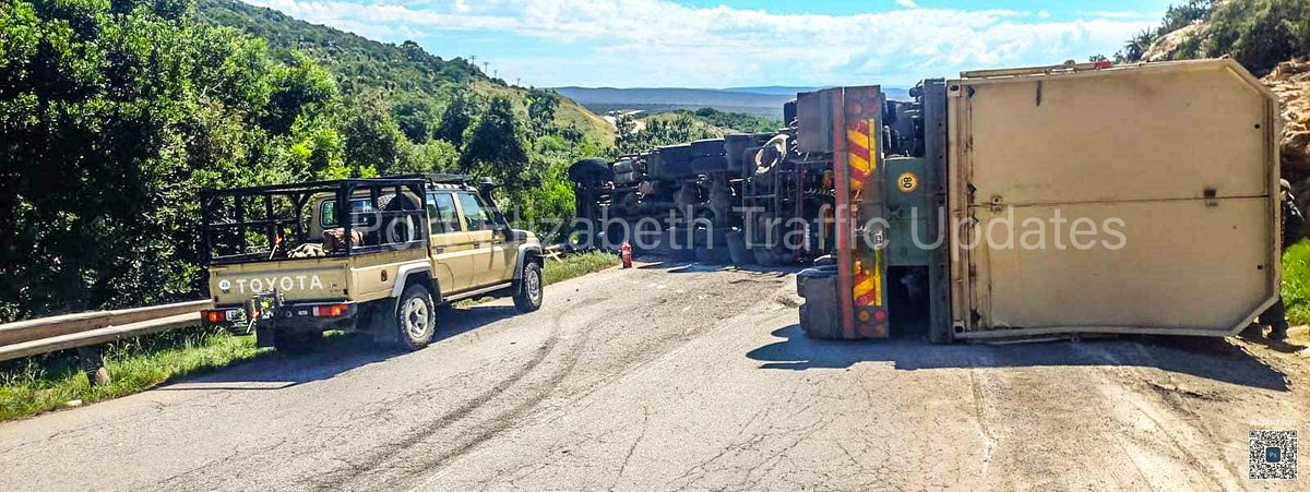 trafficupdatePE's tweet image. Truck transporting Elephants has overturned in the Oilphantskop Pass on the N10 @_ArriveAlive @AlgoaFMNews @EP_Media24 @FatalMoves @HeraldNMB @AlgoaFM @FmLuister @bayfmofficial @GardmedPE @jour_maine @jacquesbrand @RAF_SA @JanineCLee @RelayEms