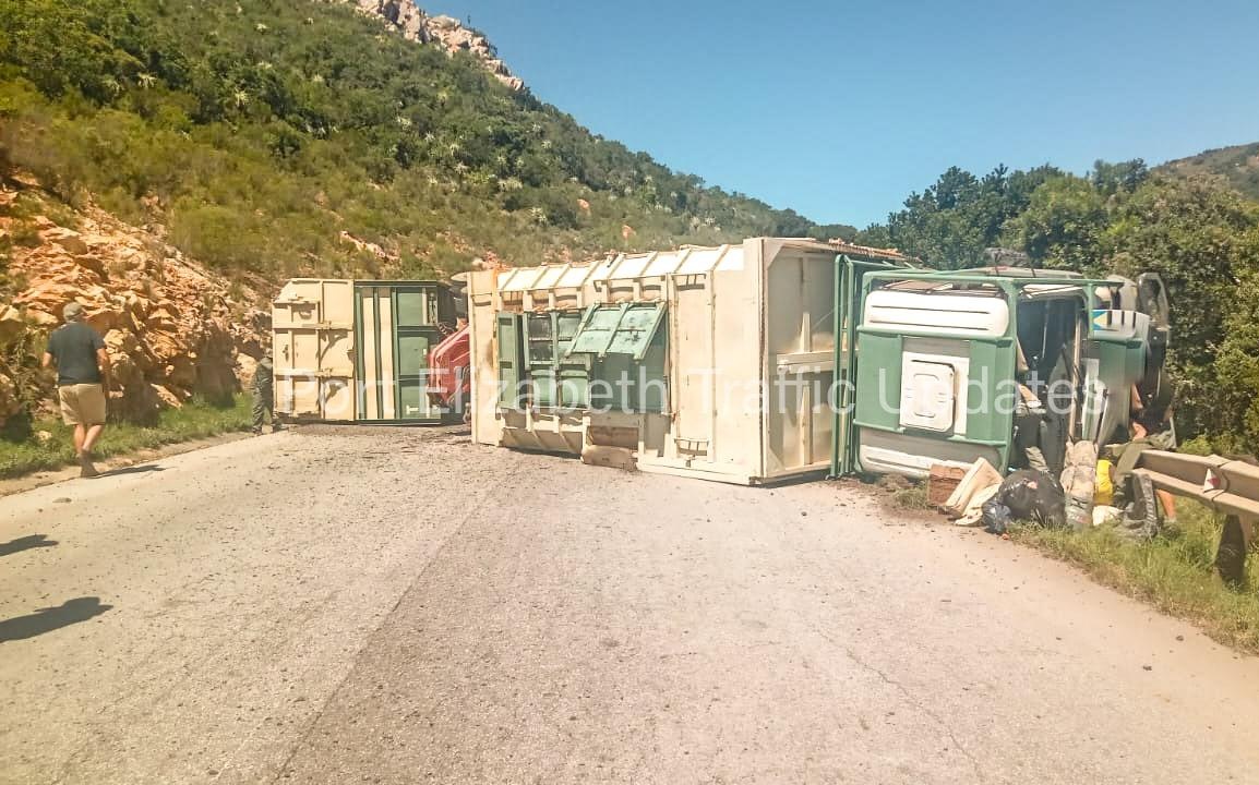 trafficupdatePE's tweet image. Truck transporting Elephants has overturned in the Oilphantskop Pass on the N10 @_ArriveAlive @AlgoaFMNews @EP_Media24 @FatalMoves @HeraldNMB @AlgoaFM @FmLuister @bayfmofficial @GardmedPE @jour_maine @jacquesbrand @RAF_SA @JanineCLee @RelayEms
