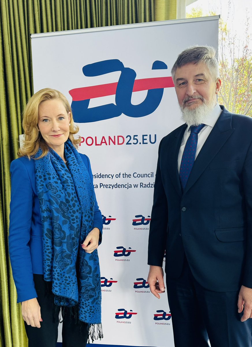 Interesting discussion with <a href="/ThomasByrneTD/">Thomas Byrne</a> , 🇮🇪 Minister of State for EU and Defence. Topics included the need for a strong, resilient and competitive EU, unity in how to tackle geopolitical challenges and next year’s Irish 🇪🇺Presidency.
🙏 <a href="/plinire/">Plinire</a> for arranging! 🇵🇱