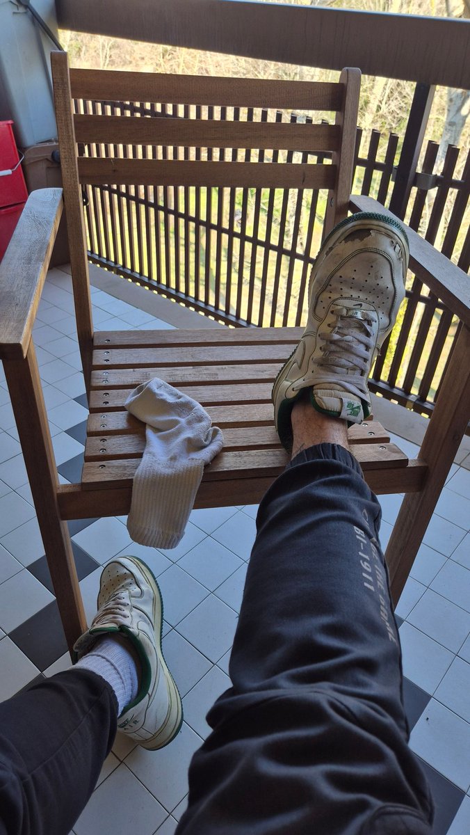 Master_Top01's tweet photo. Chi è il coglione che vuole vedere i piedi sudati? https://t.co/TDt4KjQwzV