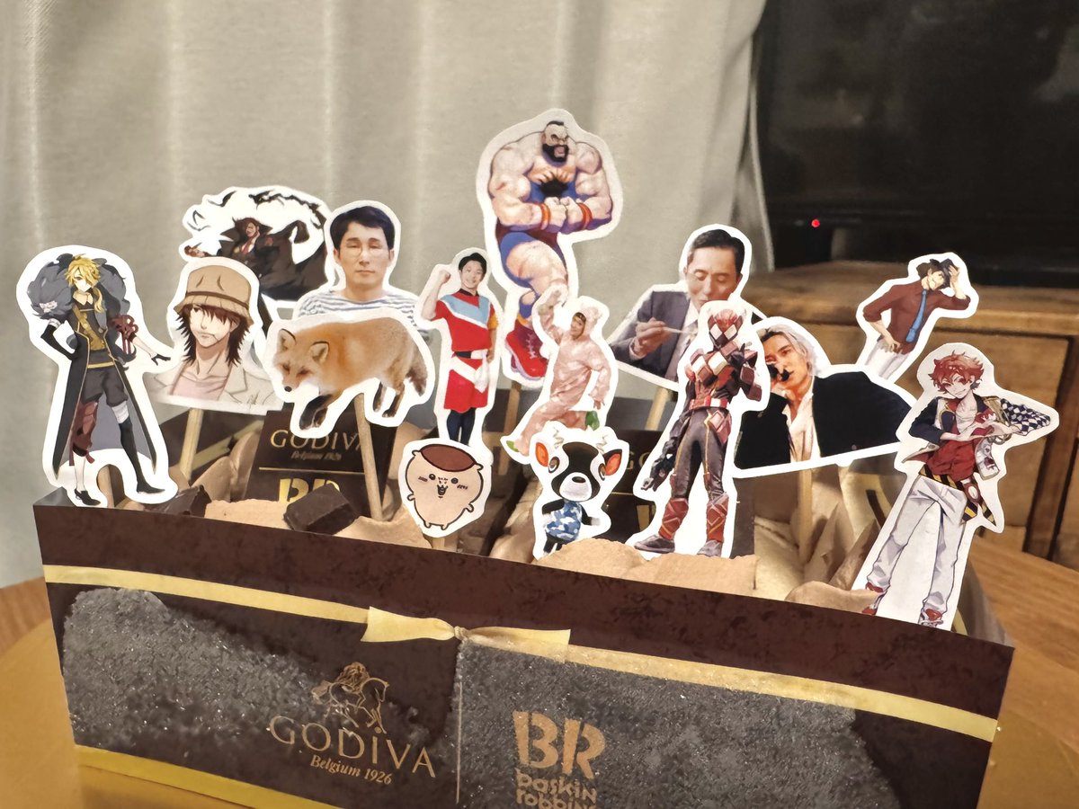 nice_tooth's tweet photo. アイスケーキに手製の推しピックを刺していく🎂
全部分かる人が居たら嬉しいな☺️ https://t.co/xwvHYWGiyw