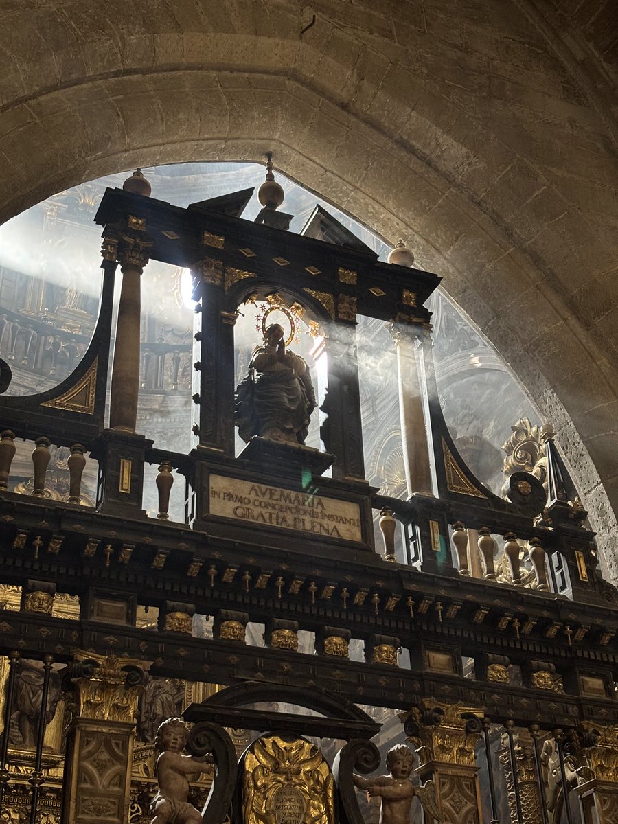 aytohuesca's tweet photo. Hoy, en la Catedral de Huesca, se ha podido disfrutar del asoleo de la Inmaculada, un fenómeno en el que los rayos del sol iluminan la talla de la Inmaculada en la capilla de San Joaquín, creando un efecto casi místico. ✨

#Asoleo #Inmaculada #Catedral #Huesca #AytoHuesca https://t.co/uwJWyLezAV