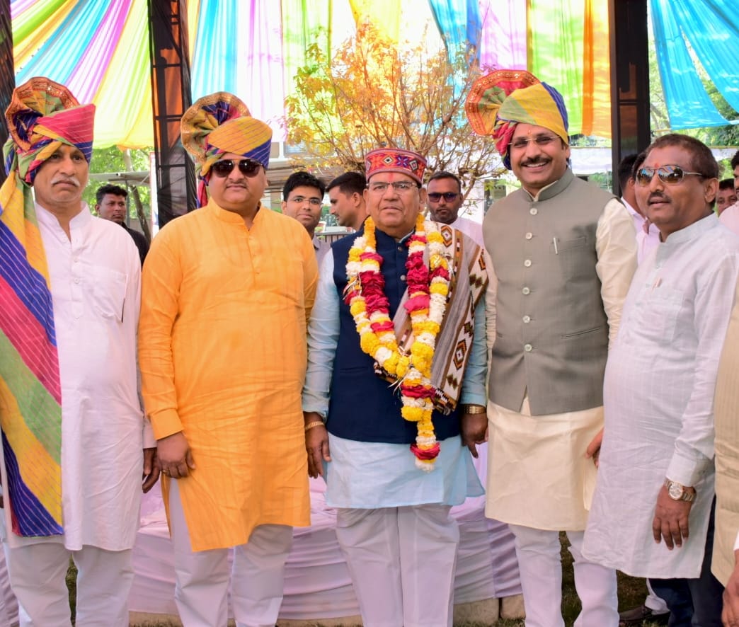 DrSumerSolanki1's tweet photo. आज सेंधवा,जिला बड़वानी में..!!

अनुसूचित जनजाति आयोग के राष्ट्रीय अध्यक्ष आदरणीय श्री अंतर सिंह जी आर्य (दादा) के जन्मदिन के शुभ अवसर पर आज उनके निज निवास सेंधवा पहुँचकर उन्हें जन्मदिन की बधाई एवं शुभकामनाएं प्रेषित की।।
@AntarsinghArya https://t.co/yLvU4IaIjT