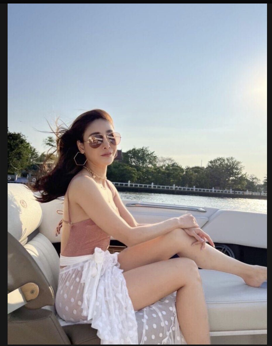 tmyususu's tweet image. 1 ในข้อสงสัยที่ยังคาใจอยู่คือ วันเกิดเหตุ มี ผญ ใส่บิกินี่สีดำ (ที่เห็นในแว่นกันแดดแตงโม) ลงเรือไปถ่ายแบบด้วยใช่มั้ย? เธอคือ ผญ ชุดดำที่ตายในวันนั้นด้วยแต่ปิดข่าวไว้ใช่มั้ย? 📌ขอให้ DSI ช่วยสืบหาความจริงเรื่องนี้โดยถามจากตากล้องคนที่หมอบีเคยพูดถึง #แตงโมต้องได้รับความยุติธรรม