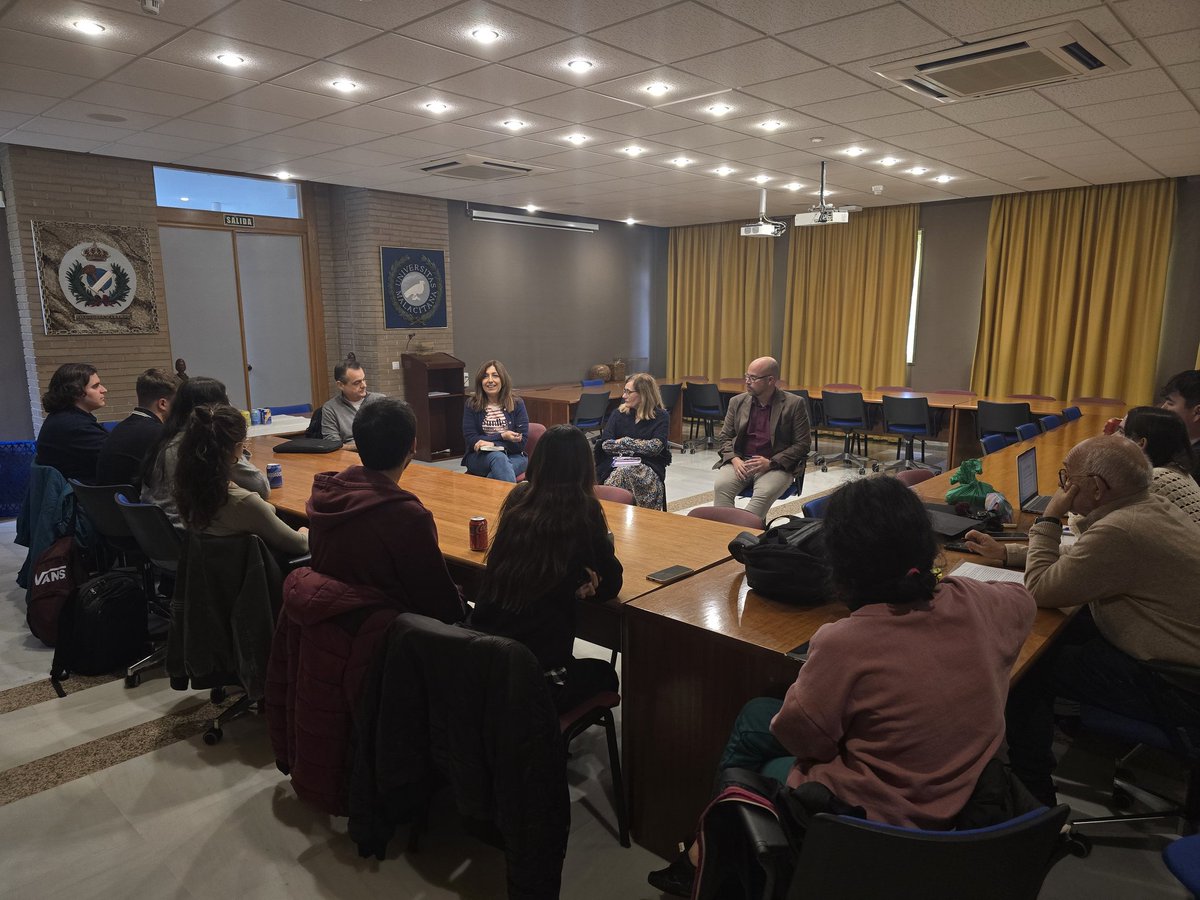 Comenzamos el encuentro con el equipo decanal de <a href="/LetrasUma/">Filosofía y Letras</a>