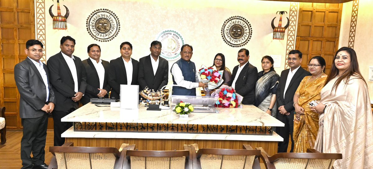 मुख्यमंत्री श्री विष्णु देव साय से आज राज्य प्रशासनिक सेवा से भारतीय प्रशासनिक सेवा में हाल ही में पदोन्नत हुए अधिकारियों ने शिष्टाचार भेंट कर उनके प्रति आभार व्यक्त किया।

मुख्यमंत्री श्री साय ने सभी अधिकारियों को पदोन्नति पर बधाई दी एवं लोकहित में बेहतर कार्य करने हेतु