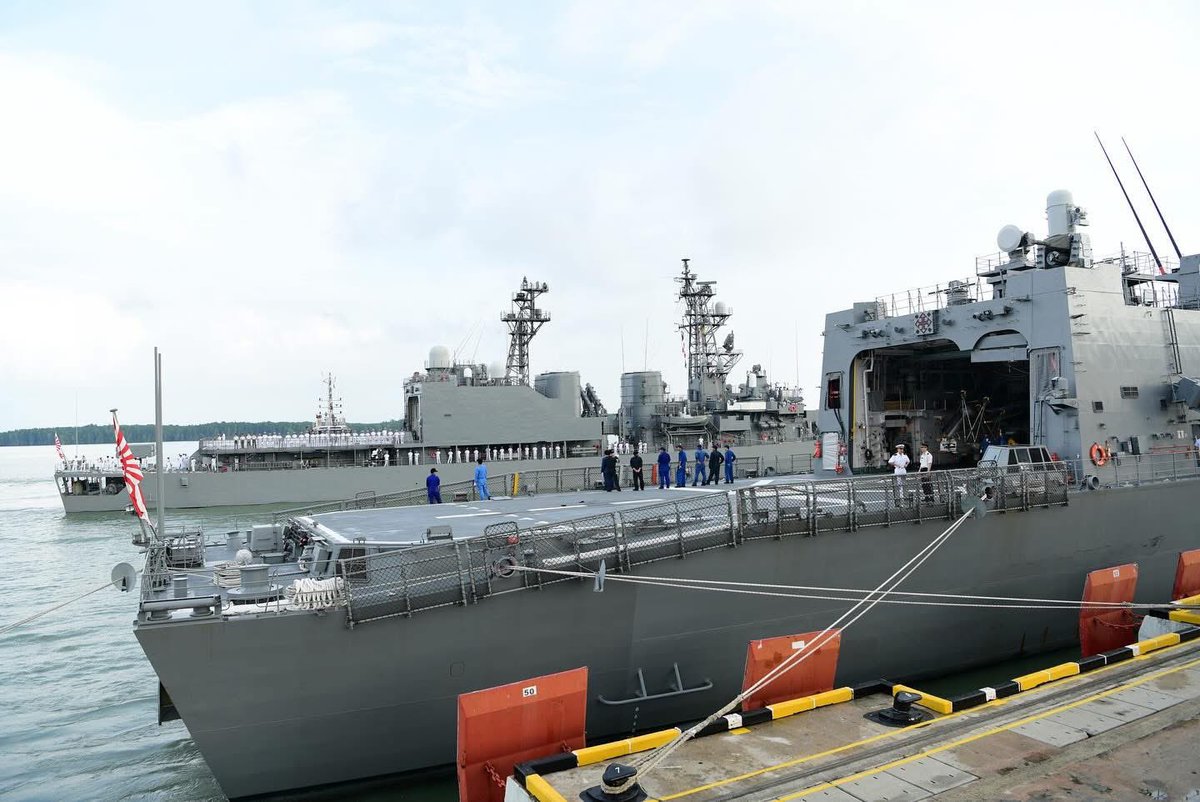 WarshipCam's tweet photo. Japanese Maritime Self-Defense Force Murasame-class destroyer JS Ariake (DD 109) and Asagiri-class destroyer JS Hamagiri (DD-155) coming into Port Klang, Malaysia  - March 5, 2025 #jsariake #dd109

SRC: FB- Royal Malaysian Navy https://t.co/MPiboQVsmo